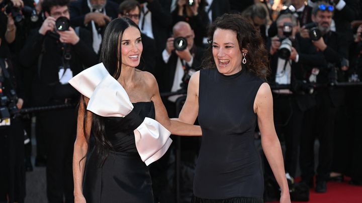 Coralie Fargeat et Demi Moore sur le tapis rouge de la cérémonie de clôture du 77e Festival de Cannes au Palais des Festivals, le 25 mai 2024, à Cannes. (MUSTAFA YALCIN / ANADOLU / AFP)