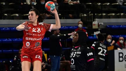 En handball, le hijab "sportif" est autorisé. Ici, la joueuse Karichma Ekoh lors d'une rencontre en 2022 avec son club de l'époque, le CFJ Fleury-Loiret. (/FRANCK LALLEMAND / MAXPPP)