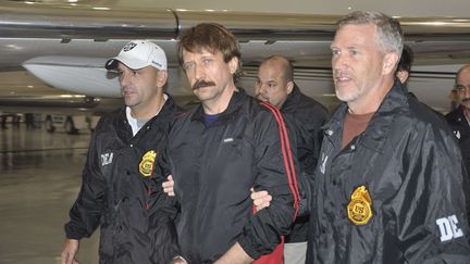 Le marchand d'armes russe Viktor Bout, lors de son extradition de Bangkok (Tha&iuml;lande) &agrave; New York (Etats-Unis), le 16 novembre 2010. (DRUG ENFORCEMENT ADMINISTRATION /&nbsp;AP / SIPA)