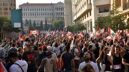 Des Libanais manifestent contre la classe politique, qu'ils accusent de corruption, le 19 octobre 2019 à Beyrouth (Liban).&nbsp; (MAHMUT GELDI / ANADOLU AGENCY / AFP)