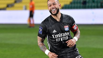 Memphis Depay célèbre son 2e but avec l'OL face à Nantes, le 18 avril 2021 au stade de la Beaujoire (LOIC VENANCE / AFP)