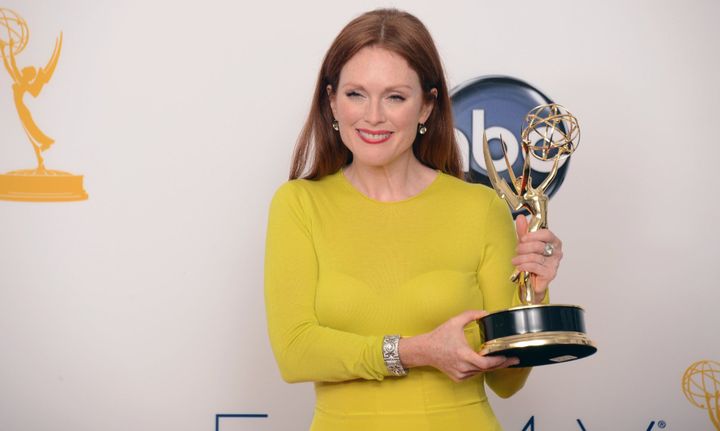 Julianne Moore lauréate de la meilleure actrice pour son interprétation de Sarah Palin, aux Emmy Awards 2012
 (JOE KLAMAR / AFP)