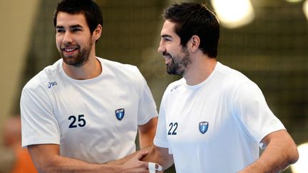 Les deux stars de l'&eacute;quipe de handball de Montpellier, Luka et Nikola&nbsp;Karabatic, &agrave; Paris le 30 septembre 2012. (FRANCK FIFE / AFP)