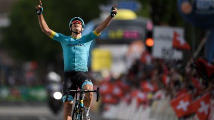 Jakob Fuglsang arrive en vainqueur à Sion  (FABRICE COFFRINI / AFP)