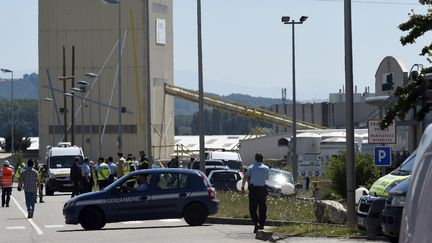 Policiers et services d'urgence devant l'entr&eacute;e de l'usine Air Products, &agrave; Saint-Quentin-Fallavier (Is&egrave;re), le 26 juin 2015. (PHILIPPE DESMAZES / AFP)