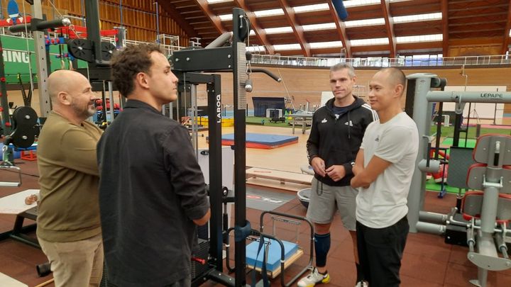 Bopha Kong et son entraineur référent, Nicolas, discutent avec Théo Curin et Thierry Dumaine. (FABRICE RIGOBERT / FRANCE INFO)