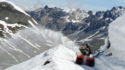 Opération de déneigement à Valloire (Haute-Savoie). (AFP)