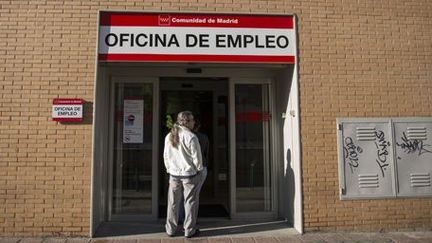 Un homme attend à l'entrée d'un bureau de chômage à Madrid le 29 avril 2014.  (Reuters - Andrea Comas)