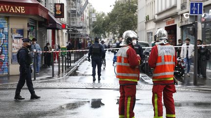 Le dispositif de sécurité mis en place après l'attaque à l'arme blanche à Paris, rue Nicolas Appert (11e arrondissement), vendredi 25 septembre 2020. (S?BASTIEN MUYLAERT / MAXPPP)