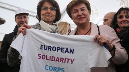 Lancement à Bruxelles du Corps européen de solidarité par Marianne Thyssen, commissaire à l'emploi et aux affaires sociales et sa collègue Kristalina Georgieva, en charge du budget (ARIS OIKONOMOU / EPA)