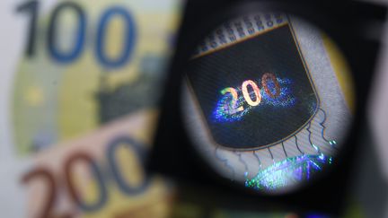 L'hologramme d'un billet de 200 euros. (ARNE DEDERT / DPA)