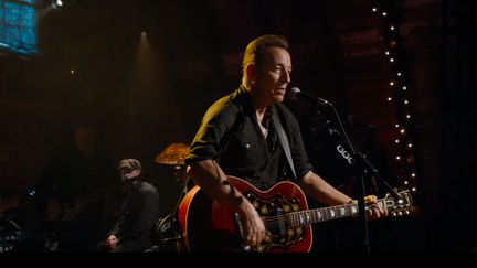 Bruce Springsteen prend la guitare dans le trailer de son film Western Stars. (Warner Bros. Pictures)