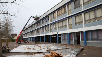 Les degâts causés par le passage de la tempête Zeus dans une école de&nbsp; Brive-la-Gaillarde (Lot), le 7 mars 2017.&nbsp; (DIARMID COURREGES / AFP)