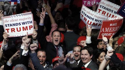 Des supporters de Donald Trump après l'annonce de la victoire du candidat républicain, le 9 novembre 2016, à New York. (MIKE SEGAR / REUTERS)