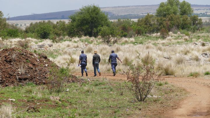 En Afrique du Sud, bras de fer entre la police et des mineurs illégaux. (VALENTIN HUGUES / FRANCEINFO / RADIO FRANCE)