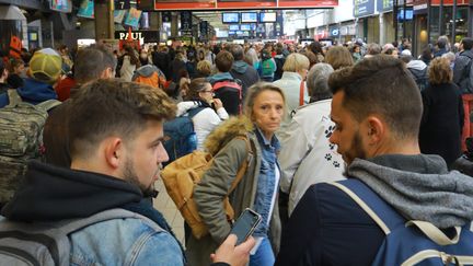 Des usagers en attente d'un train un jour où les cheminots exercent leur droit de retrait en gare de Montparnasse à Paris, le 20 octobre 2019. (MAXPPP)