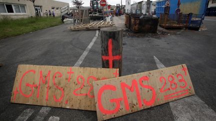 Devant le site de GM&amp;S Industry à La Souterraine (Creuse), le 22 mai 2017.&nbsp; (PASCAL LACHENAUD / AFP)