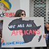 Une manifestante lors d'un rassemblement contre le racisme organisé à Tunis (Tunisie), le 25 février 2023. (YASSINE MAHJOUB / NURPHOTO / AFP)