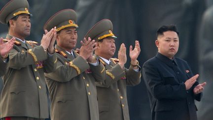 Le leader nord-cor&eacute;en Kim Jong-un, pendant une c&eacute;r&eacute;monie militaire &agrave; l'occasion de l'installation de statues de ses pr&eacute;d&eacute;cesseurs, Kim Jong-il et Kim Il-sung, le 13 avril 2013 &agrave; Pyongyang (Cor&eacute;e du Nord).&nbsp; (ED JONES / AFP)