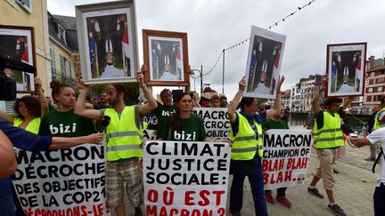 Des manifestants participent à la "marche des portraits", à Bayonne (Pyrénées-Atlantiques), le 25 août 2019, en marge du sommet du G7. (GEORGES GOBET / AFP)