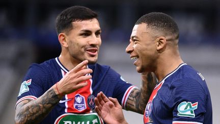 Mauro Icardi et Kylian Mbappé fêtent l'ouverture du score de l'Argentin en finale de Coupe de France contre Monaco, le 19 mai 2021. (FRANCK FIFE / AFP)