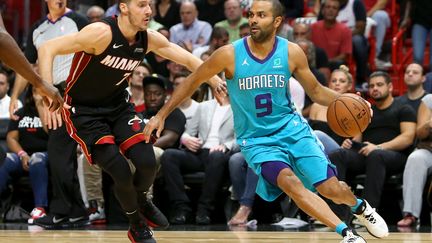 Tony Parker avec Charlotte (MICHAEL REAVES / GETTY IMAGES NORTH AMERICA)