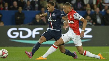 Lucas (PSG) à la lutte avec Kurzawa (Monaco) (MIGUEL MEDINA / AFP)