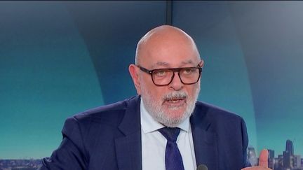 Crise à Mayotte :  “tout ce que compte l’Etat comme services a été mobilisé à plus de 100%”, défend Bruno Millienne, porte-parole du Modem (france 2)