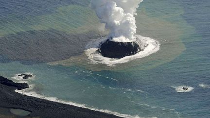 De la fum&eacute;e s'&eacute;chappe d'un &icirc;lot apparu brusquement apparu dans l'oc&eacute;an Pacifique, le 21 novembre 2013. (AP / SIPA)