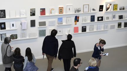 Exposition des oeuvres d'art proposées à la vente aux enchères pour le Secours Populaire le 27 novembre 2015. L'opération, intitulée "Recto/Verso", s'est déroulée à la Fondation Louis Vuitton.
 (MIGUEL MEDINA / AFP)