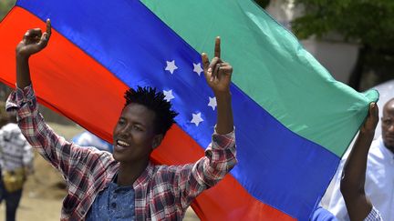 Un jeune homme laisse éclater sa joie à Hawassa (sud de l'Ethiopie), le 15 juilet 2019, quand&nbsp;les chefs de la communauté sidama annoncent leur intention de créer leur propre région. (MICHAEL TEWELDE / AFP)