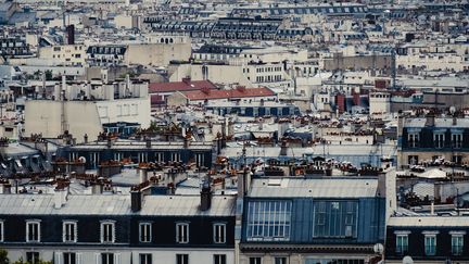 Les toits d'immeubles à Paris, en octobre 2020. (LILIAN CAZABET / HANS LUCAS / AFP)