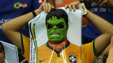 &nbsp; (Un supporter du Brésil rend un hommage très particulier à l'attaquant de la Seleçao, Hulk. © REUTERS/Siphiwe Sibeko)