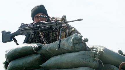 Un soldat afghan en poste devant la prison de Bagram, au nord de Kaboul (Afghanistan), le 13 f&eacute;vrier 2014. (SHAH MARAI / AFP)