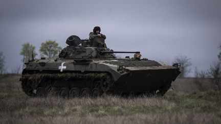 Des membres des forces armées ukrainiennes, lors de leur entraînement près de la ligne de front à Zaporijjia, en Ukraine, le 20 avril 2023. (MUHAMMED ENES YILDIRIM / ANADOLU AGENCY / AFP)