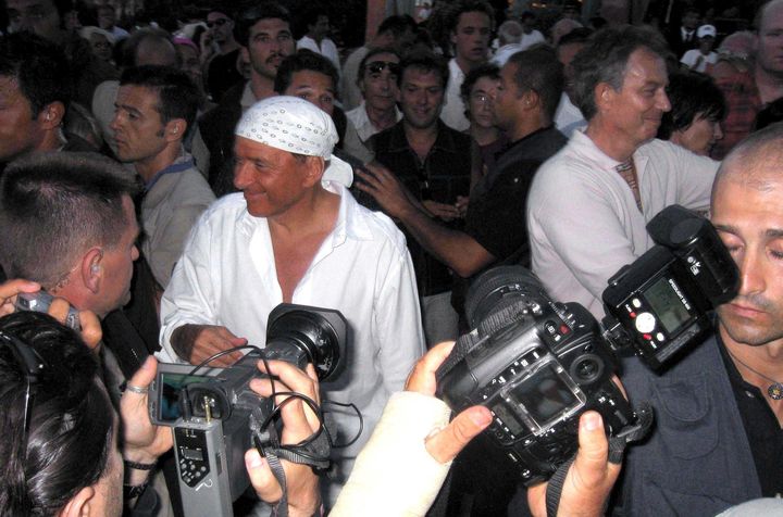 Silvio Berlusconi, le 16 ao&ucirc;t 2004, &agrave; Porto Cervo (Italie). Quelques ann&eacute;es plus tard, il r&eacute;v&eacute;lera qu'il portait un bandana car il venait de subir une greffe d'implants. (SIPA )