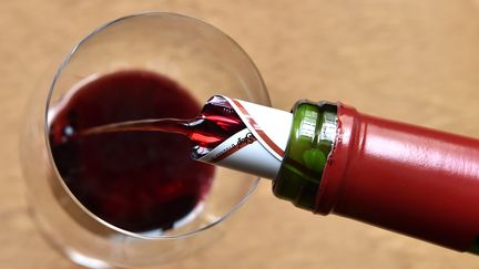 Un verre de vin est servi à Libourne (Gironde), le 10 avril 2018. (GEORGES GOBET / AFP)