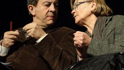 Marie-George Buffet discute avec Jean-Luc Mélenchon, le 9 mars 2010 à la Bourse du Travail de Lyon. (AFP/JEAN-PHILIPPE KSIAZEK)