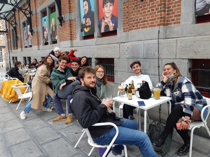 Romain et sa bande d'amis profitent de la réouverture des terrasses, samedi 8 mai 2021 à Bruxelles (Belgique). (JEROME JADOT / RADIO FRANCE)