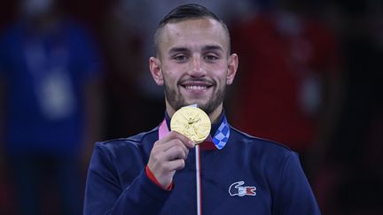 Le Français Steven Da Costa pose avec sa médaille d'or, la première et la dernière de l'histoire du karaté, ce sport n'étant pas retenu au programme olympique de Paris 2024.&nbsp; (ALEXANDER NEMENOV / AFP)