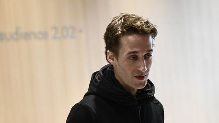 Le journaliste&nbsp;Gaspard Glanz, au tribunal de grande instance de Paris, le 29 avril 2019. (MARTIN BUREAU / AFP)