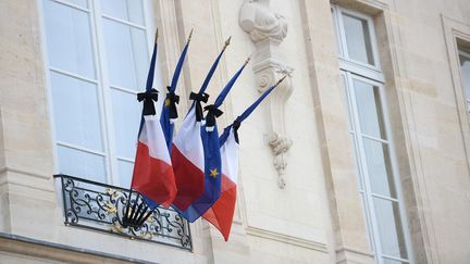 Les drapeaux français et européen sont mis en berne, à l'Elysée, à Paris, le 14 novembre 2015. (STEPHANE DE SAKUTIN / AFP)