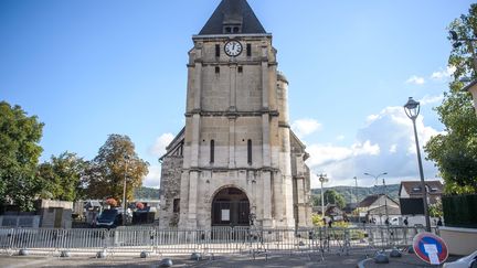 Les portes de l'église de Saint-Etienne-du-Rouvray rouvrent dimanche 2 octobre pour un&nbsp;un rite pénitentiel de réparation deux mois après&nbsp;l'assassinat du père Jacques Hamel (CHRISTOPHE PETIT TESSON / EPA)