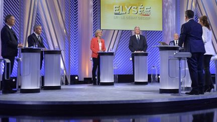 Philippe Juvin, Xavier Bertrand, Valérie Pecresse, Michel Barnier et Eric Ciotti, membres des Républicains (LR), posent devant Laurent Guimier (à droite) et Lea Salame (à droite) avant le débat entre les candidats Les Républicains (LR) à l'élection présidentielle à Paris, le 30 novembre 2021. (JULIEN DE ROSA / AFP)