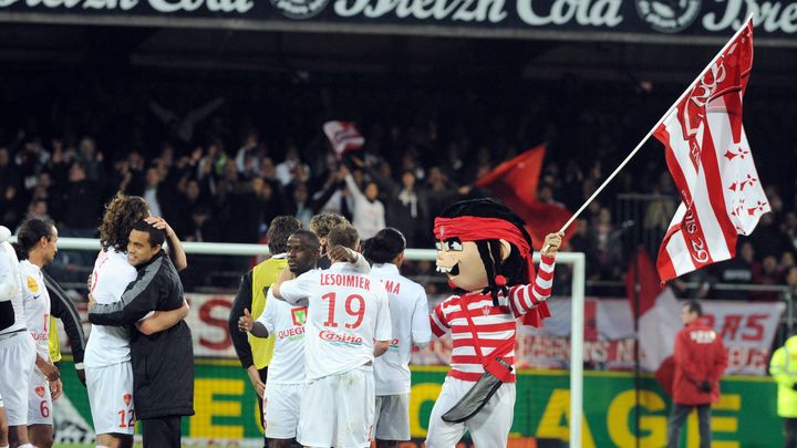 La mascotte du club de Brest, le 7 avril 2012. (FRED TANNEAU / AFP)