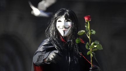 C'est dans une bande-dessin&eacute;e de 1990 qu'apparait pour la premi&egrave;re fois la figure particuli&egrave;re d'un vengeur masqu&eacute; qui se fait appeler "V". (ALEXEY KUDENKO / RIA NOVOSTI / AFP)