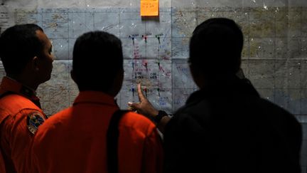 &nbsp; (Les secours indonésiens devant une carte de la zone où a disparu l'avion d'AirAsia. © Agung Kuncahya B./XINHUA/SIPA)