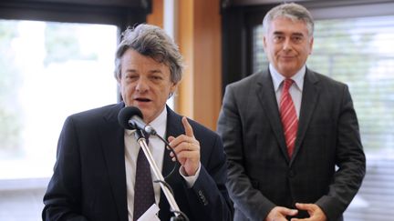 Jean-Louis Borloo s'exprime en compagnie de Gilles Bourdouleix, maire de Cholet (Maine-et-Loire), le 23 juin 2011. (FRANK PERRY / AFP)