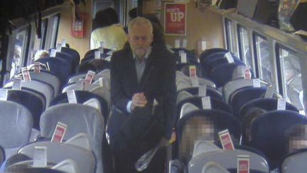 Une image de Jeremy Corbyn filmé par une caméra de surveillance dans un train diffusée par Virgin Trains le 23 août 2016. (VIRGIN TRAINS / AFP)