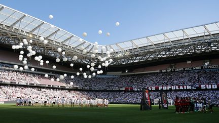 Des ballons blancs avaient été lâchés en hommage aux victimes de l'attentat de Nice, juste avant le match de foot entre Nice et Rennes. (JEAN CHRISTOPHE MAGNENET / AFP)